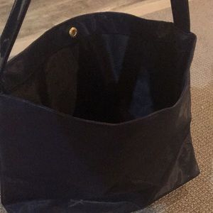 Cute black nylon tong-Ta bucket tote!